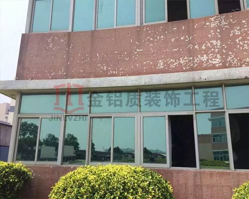 舊辦公樓特寫，在沒(méi)有鋁單板翻新前的照片真破舊